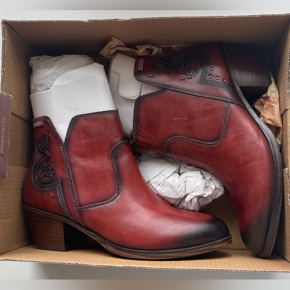 PIKOLINOS Shoes - Red Pikolinos Boots size 8.5-9